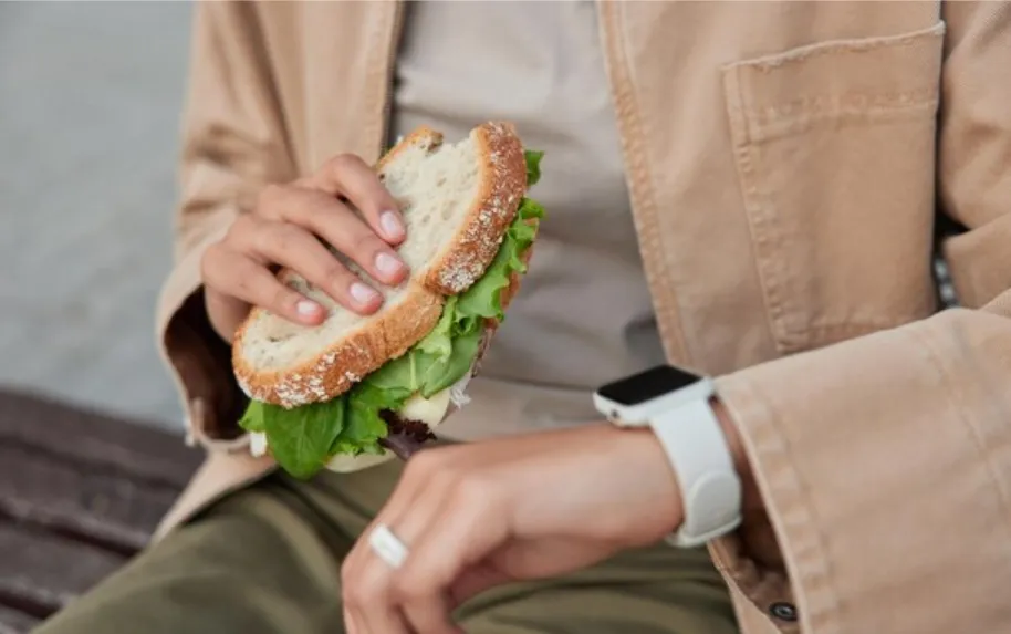 Une personne dégustant son sandwich