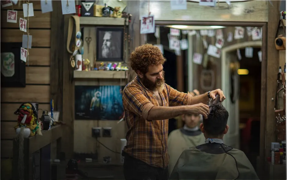Un coiffeur en train de coiffer une personne