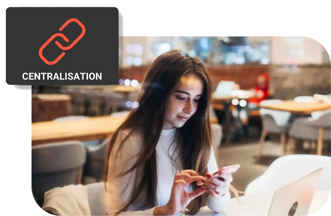 Femme qui centralise tous les liens vers l'ardoise digitale