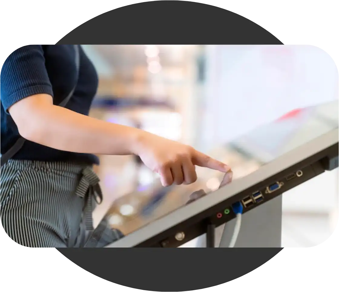 Client qui utilise la borne pour commander